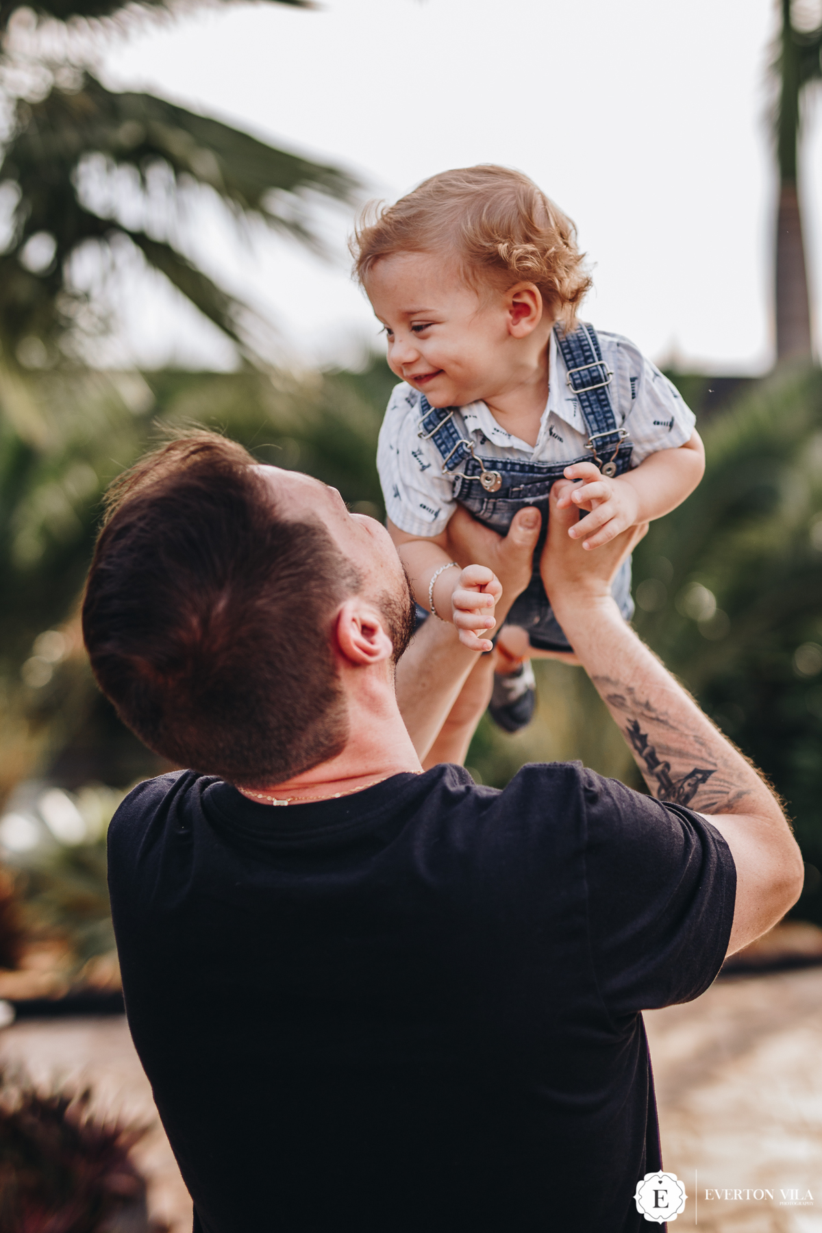 papai brincando com seu pequeno em ensaio fotográfico de familia
