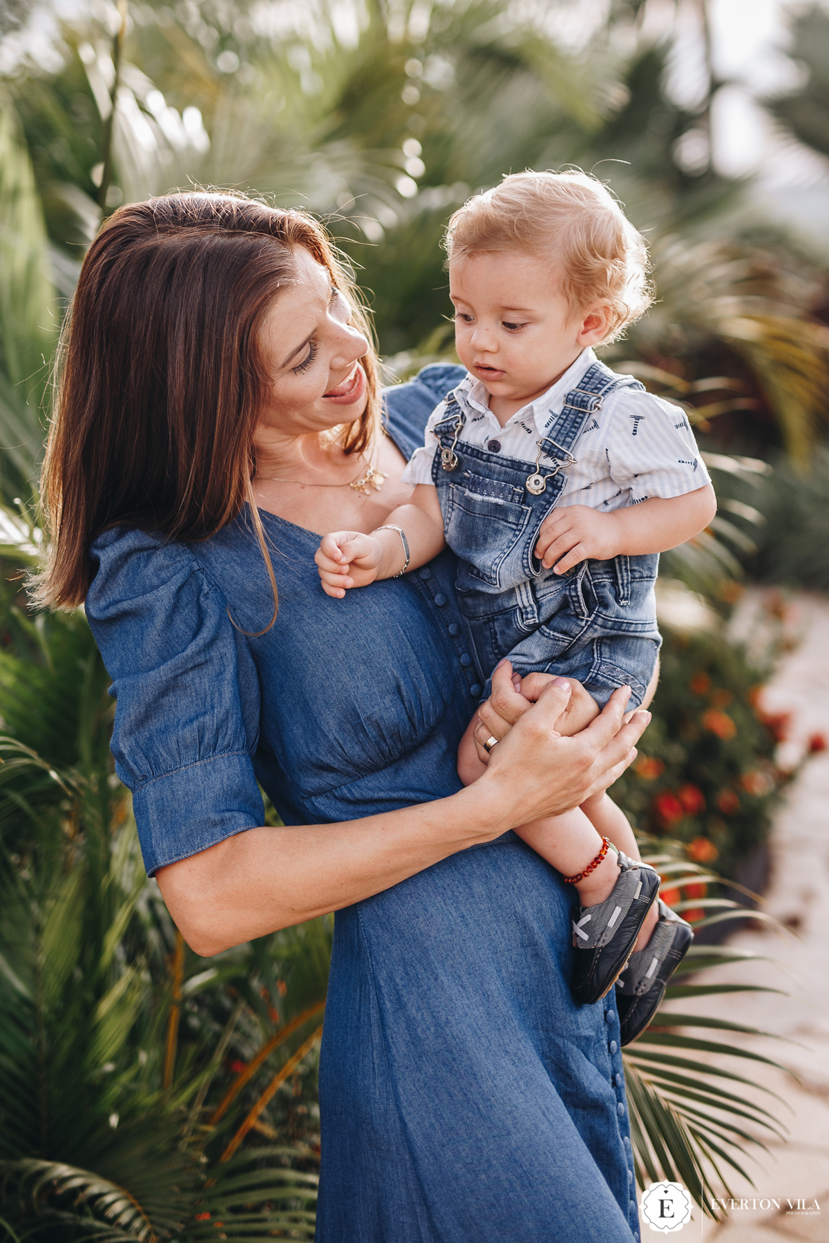 linda mamãe brincando com seu filho em sessão família