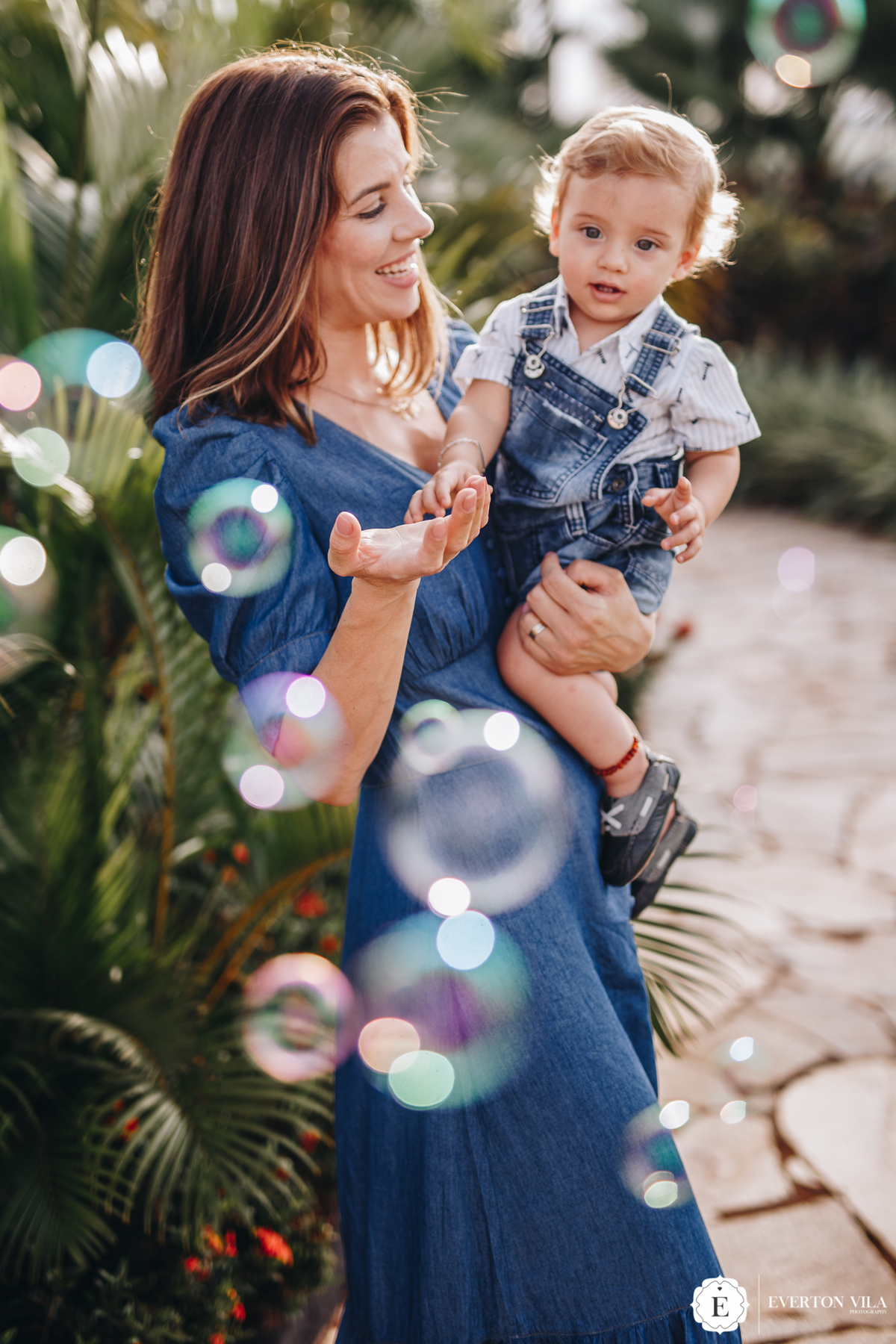 mamãe se divertindo com o pequeno théo com bolhas de sabão em sessão de fotos