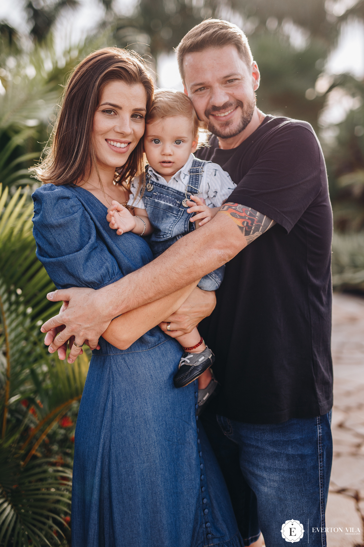 linda familia em ensaio fotográfico ao ar livre em cianorte