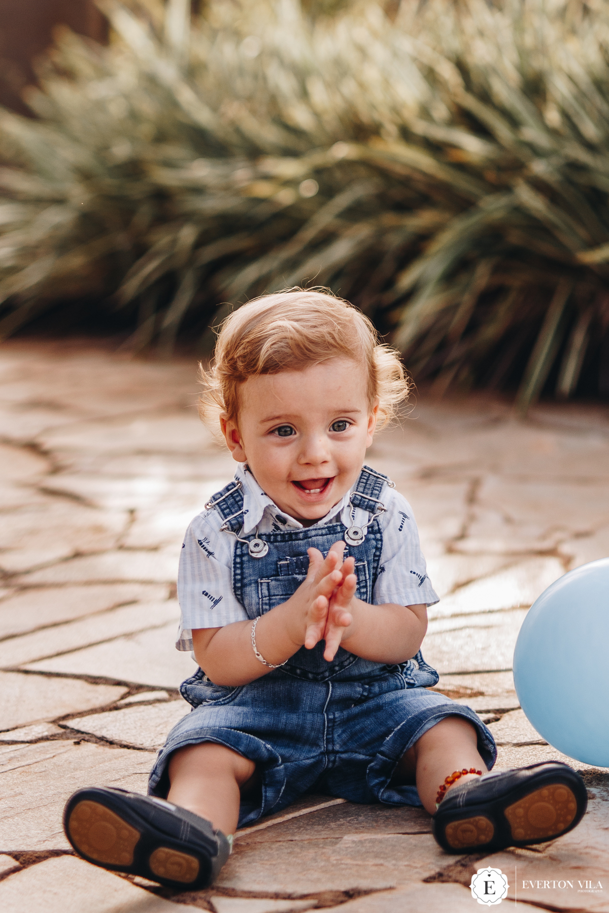 théo batendo palminhas em sessão de fotos