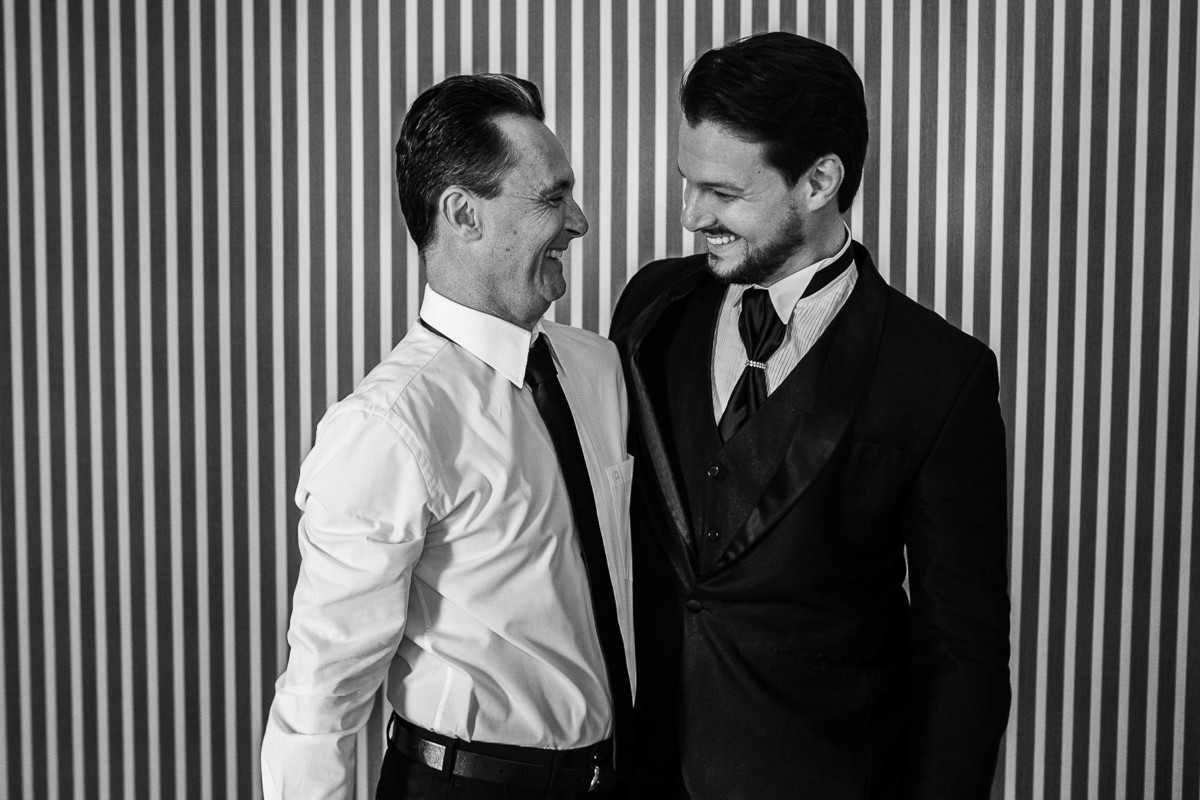 noivo abraçado com seu pai em fotos de making of 