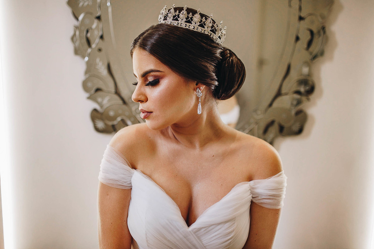 linda noiva clássica com vestido tomara que caia