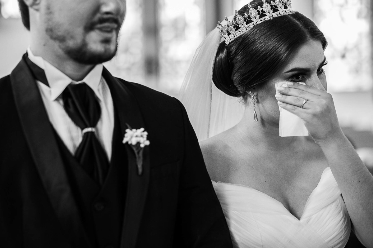 noiva emocionada em casamento na igreja