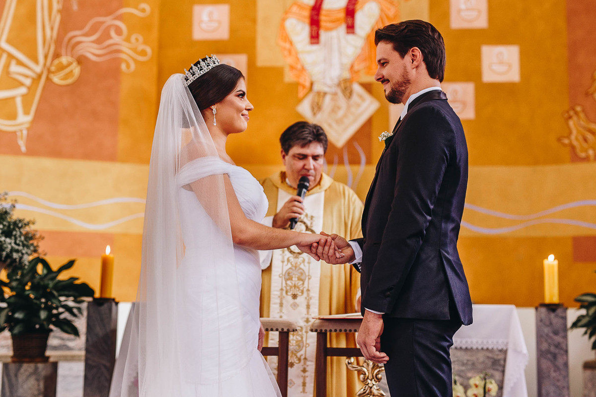 troca de alianças entre os noivos em cerimônia na igreja