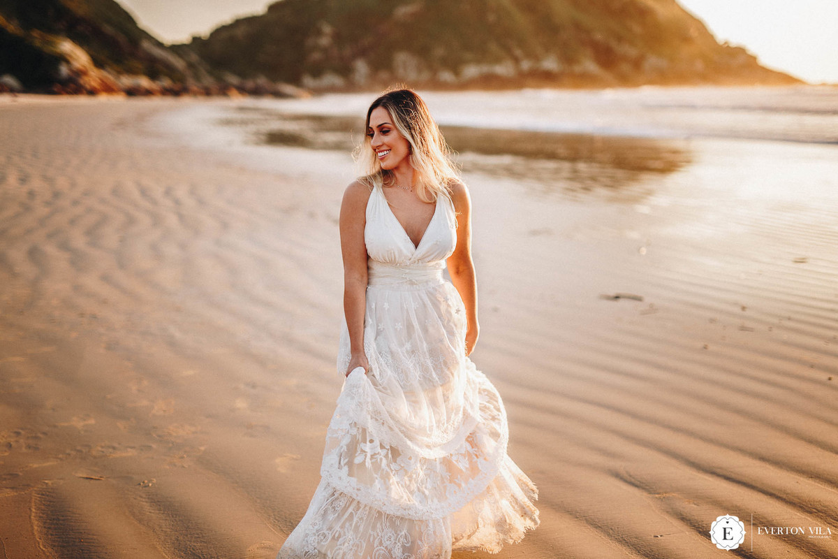 noiva maravilhosa caminhando  e balançando seu lindo vestido branco de renda