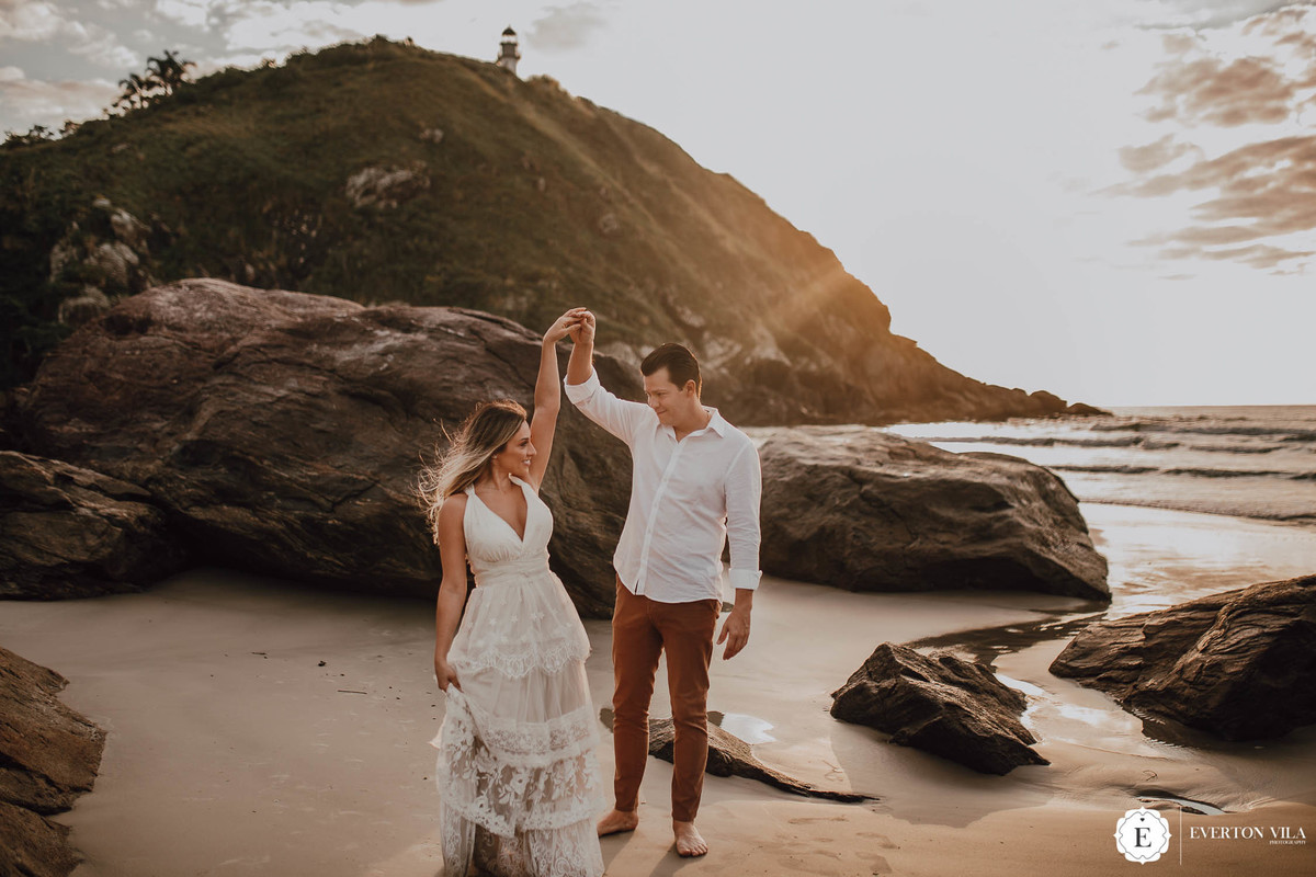 noivo rodando sua noiva em linda paisagem no paraná