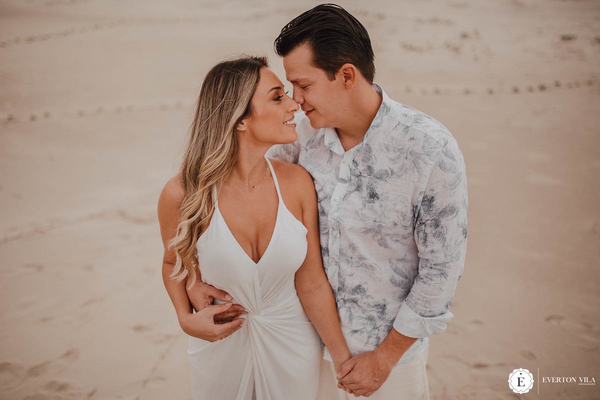 ideias de poses para ensaio de casal ao ar livre