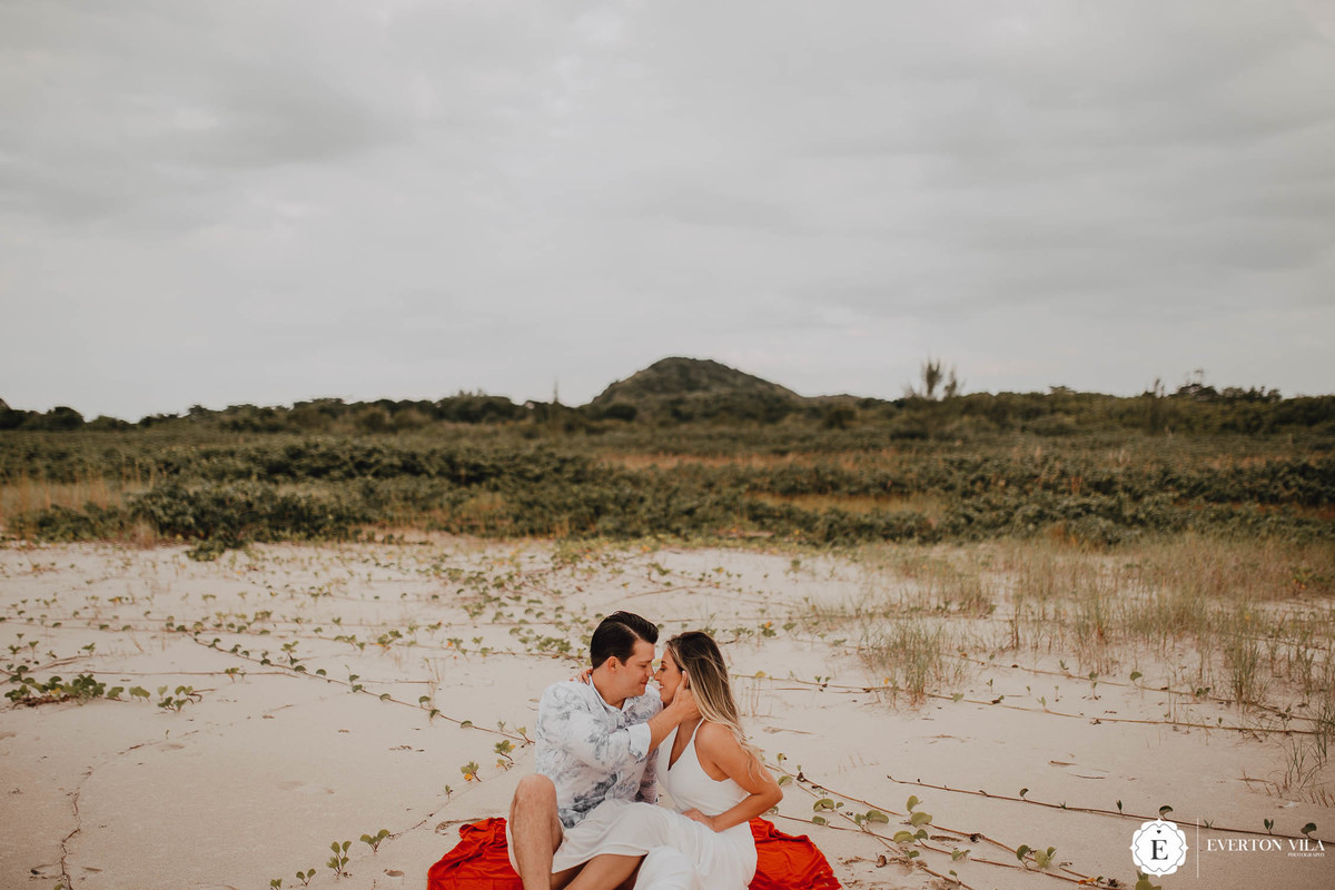 linda inspiração para foto sentada na areia em praia
