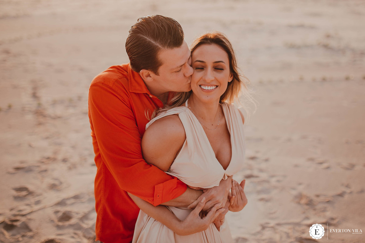 noivo apaixonado beijando sua noiva em sessão de fotos pré casamento 