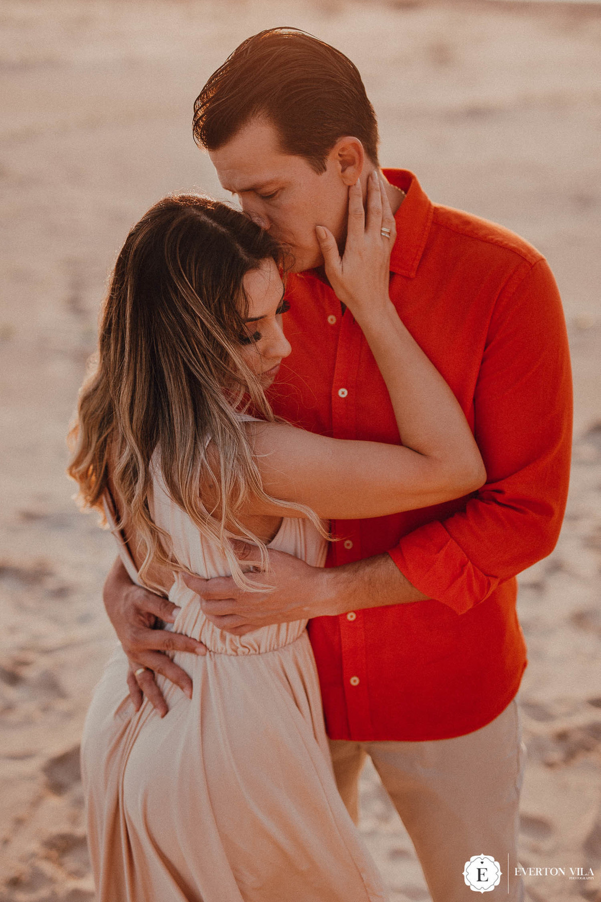 inspirações de roupas com tons quentes para ensaio na praia