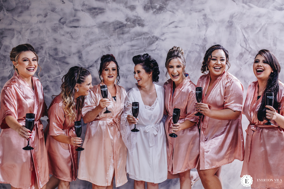 noiva com madrinhas brindando em making of no salão de beleza