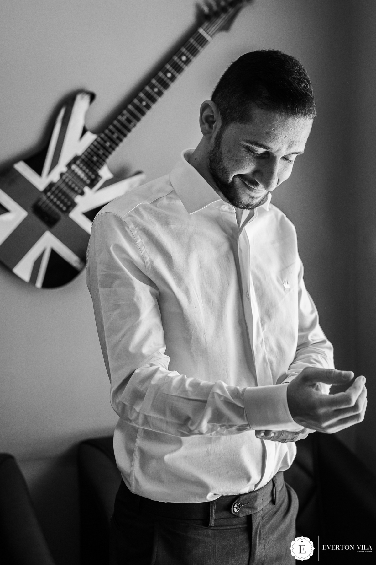 noivo se arrumando para casamento no campo