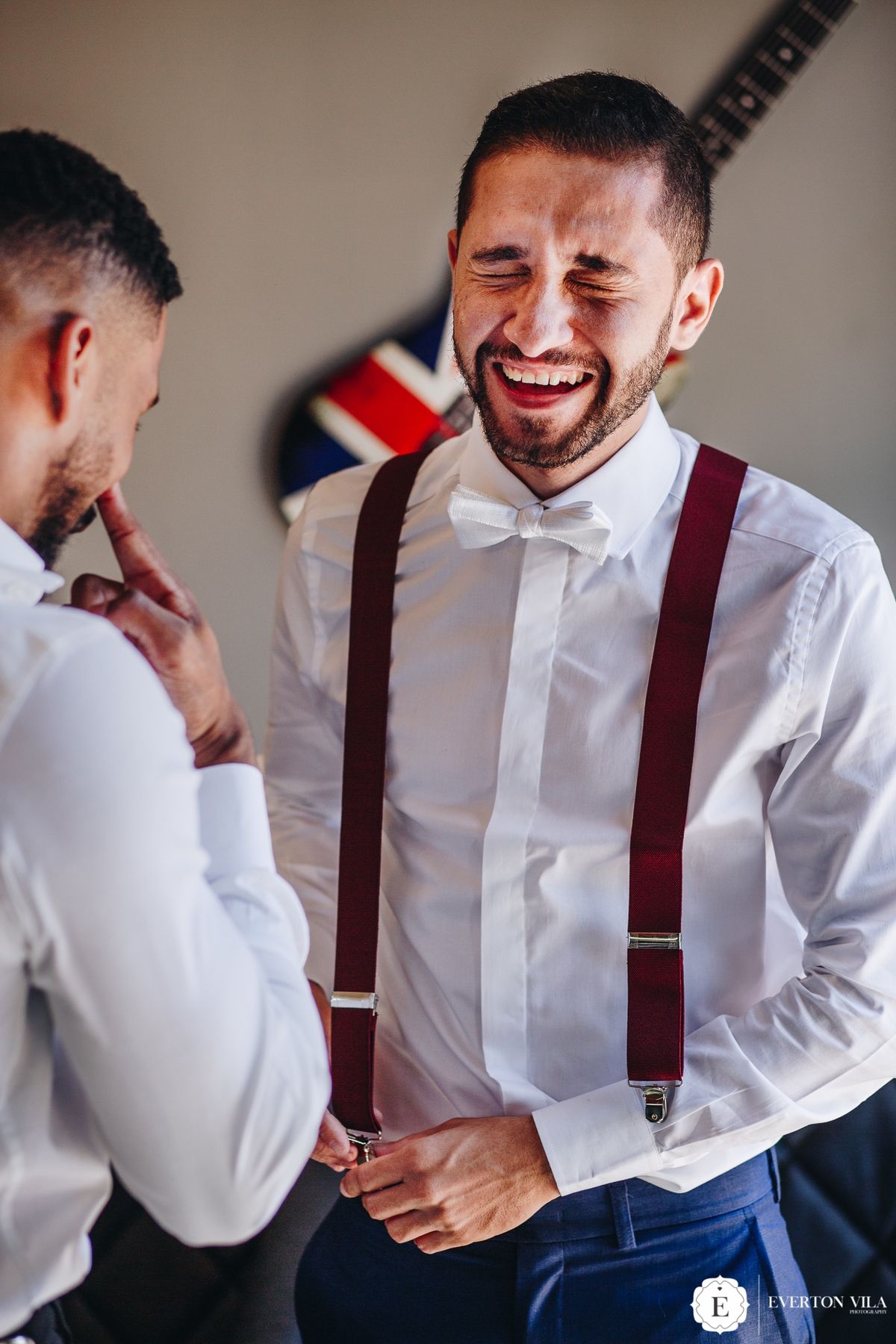 noivo se divertindo com padrinho em making of