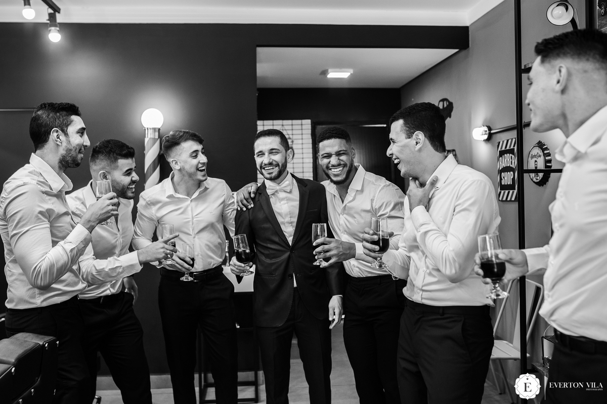 noivo com seus padrinhos se divertindo em barbearia em Cianorte