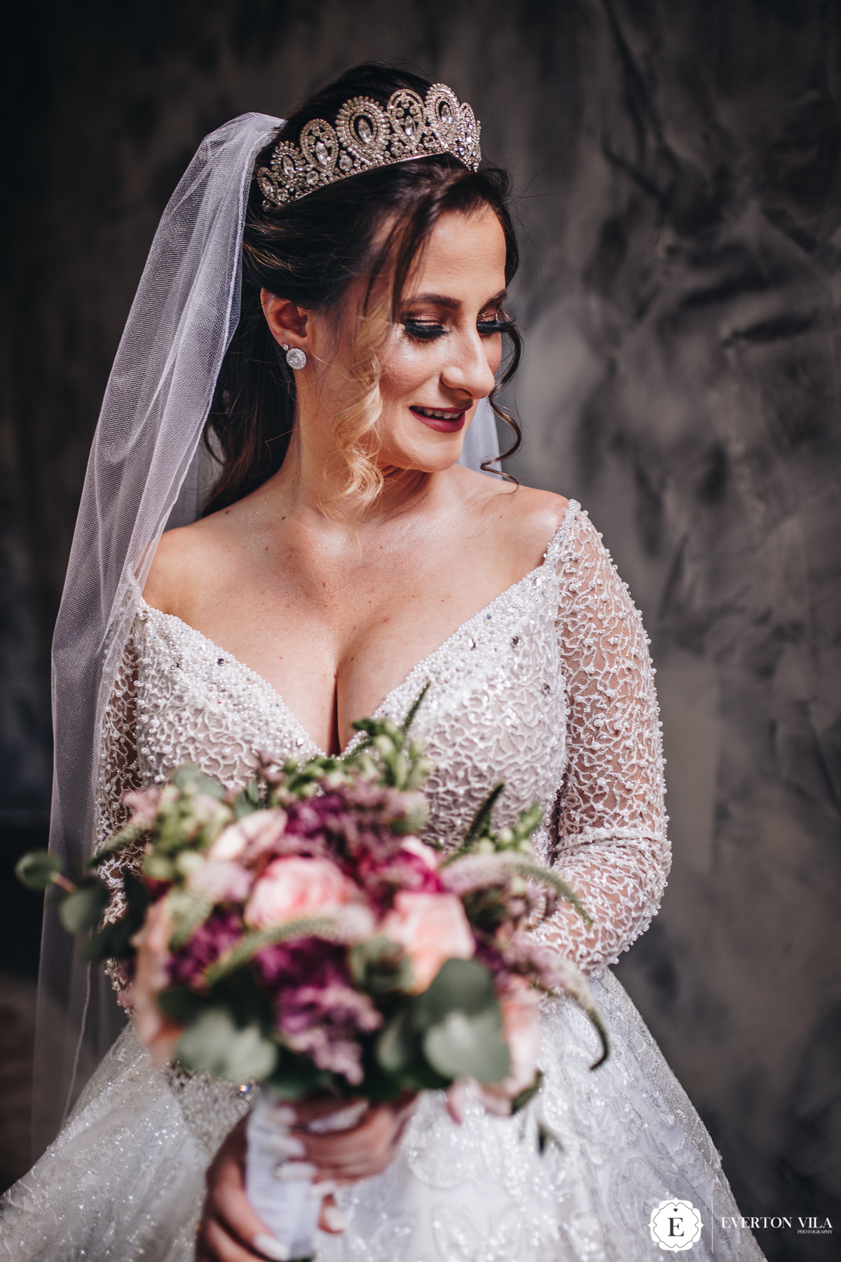 linda noiva com buquê de flores rosas