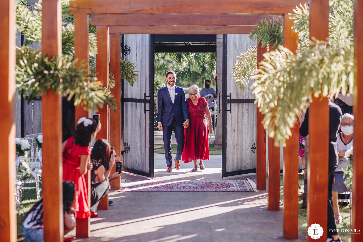 noivo entrando com sua avó em casamento no campo