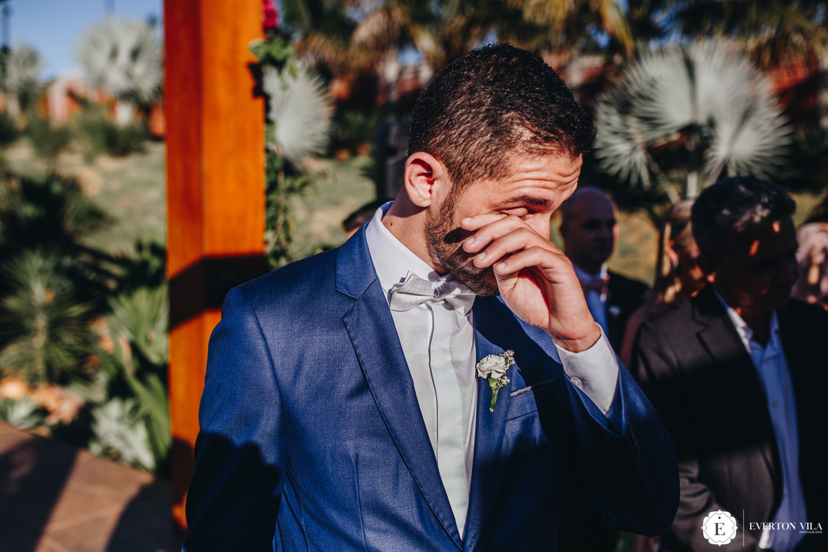 noivo emocionado com entrada de sua noiva