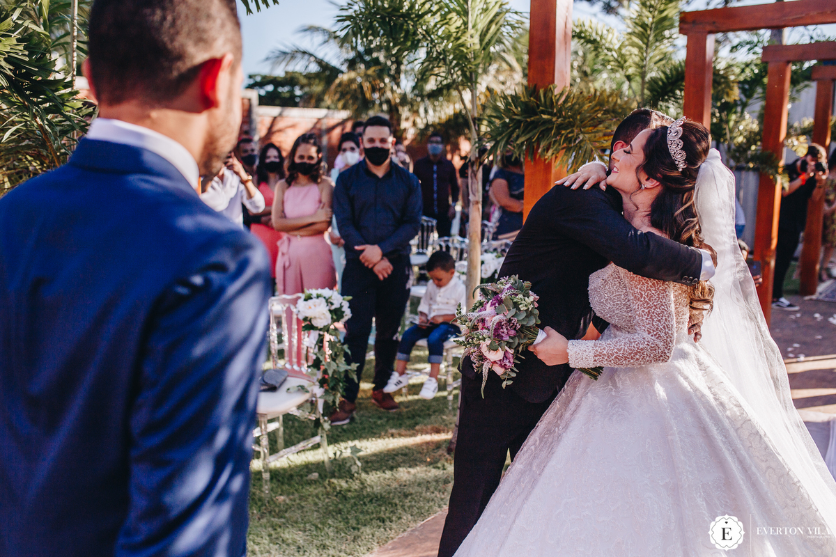 noiva abraçando seu irmão em casamento de dia