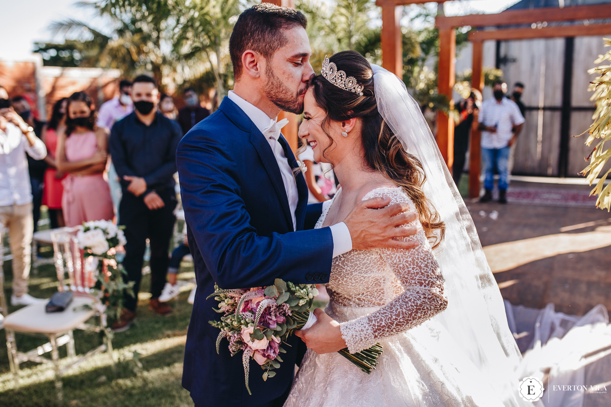 noivo beijando testa de sua noiva em casamento no campo em cianorte