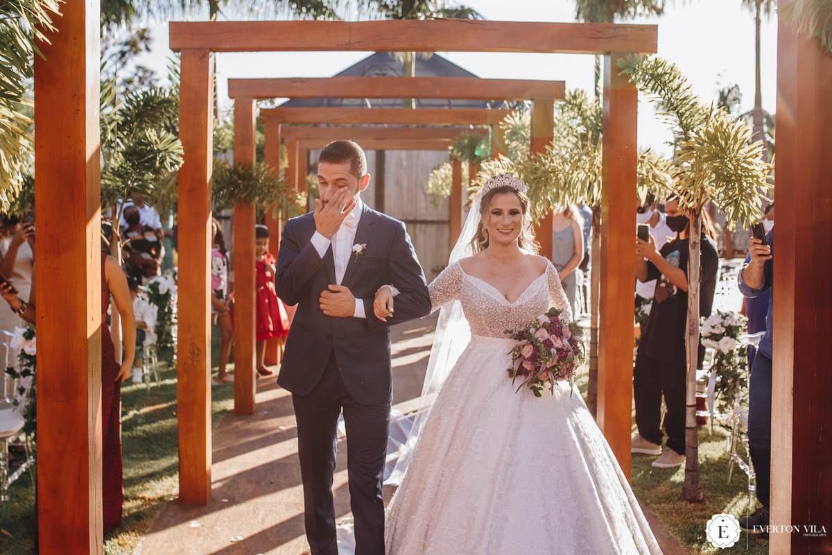 noivos emocionados em casamento rústico de dia