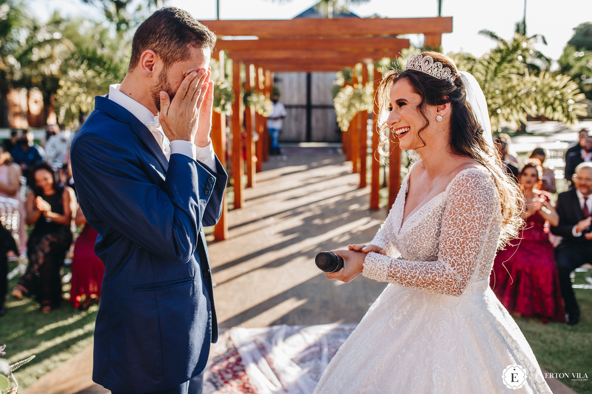noivo emocionado em troca de votos em casamento