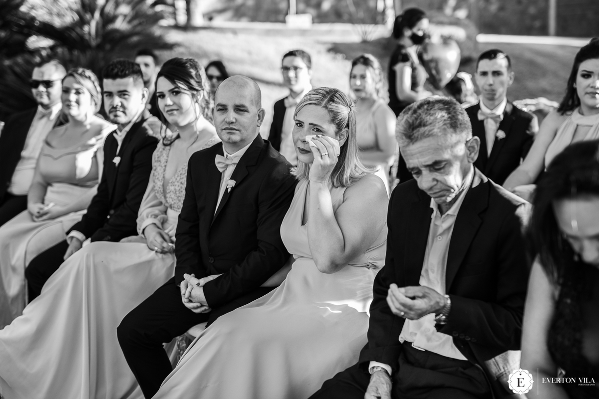 convidados emocionados em casamento de dia no campo em cianorte