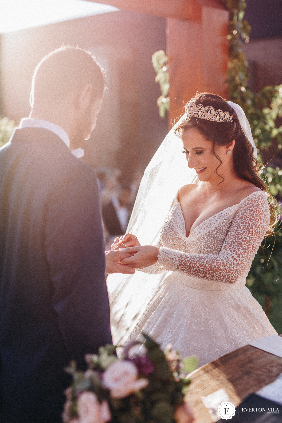 noiva colocando aliança em seu noivo em casamento no campo