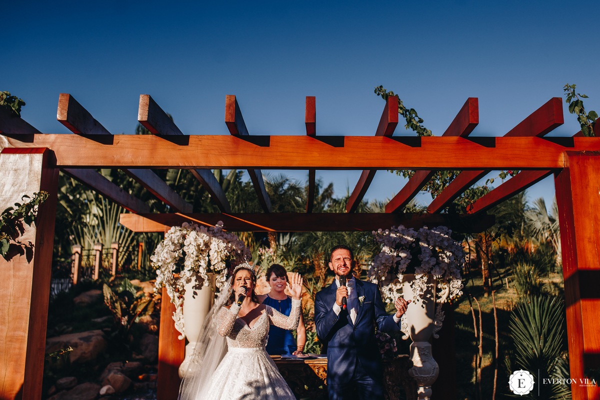 noivos cantando juntos em casamento no campo no fim de tarde