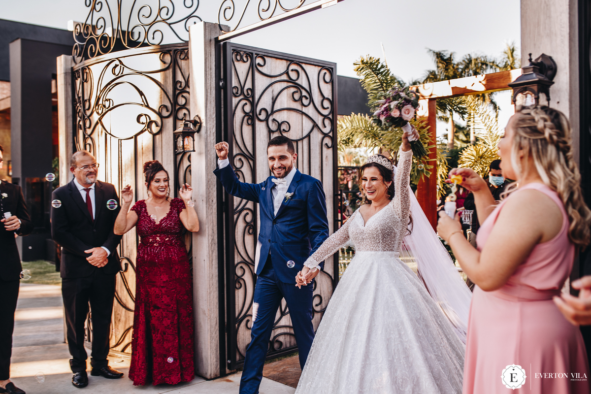 saída divertida dos noivos em casamento no campo