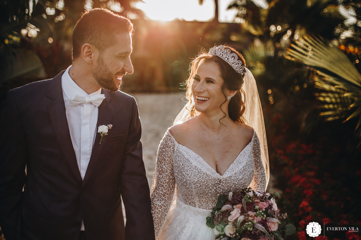 recém casados caminhando juntos ao entardecer 