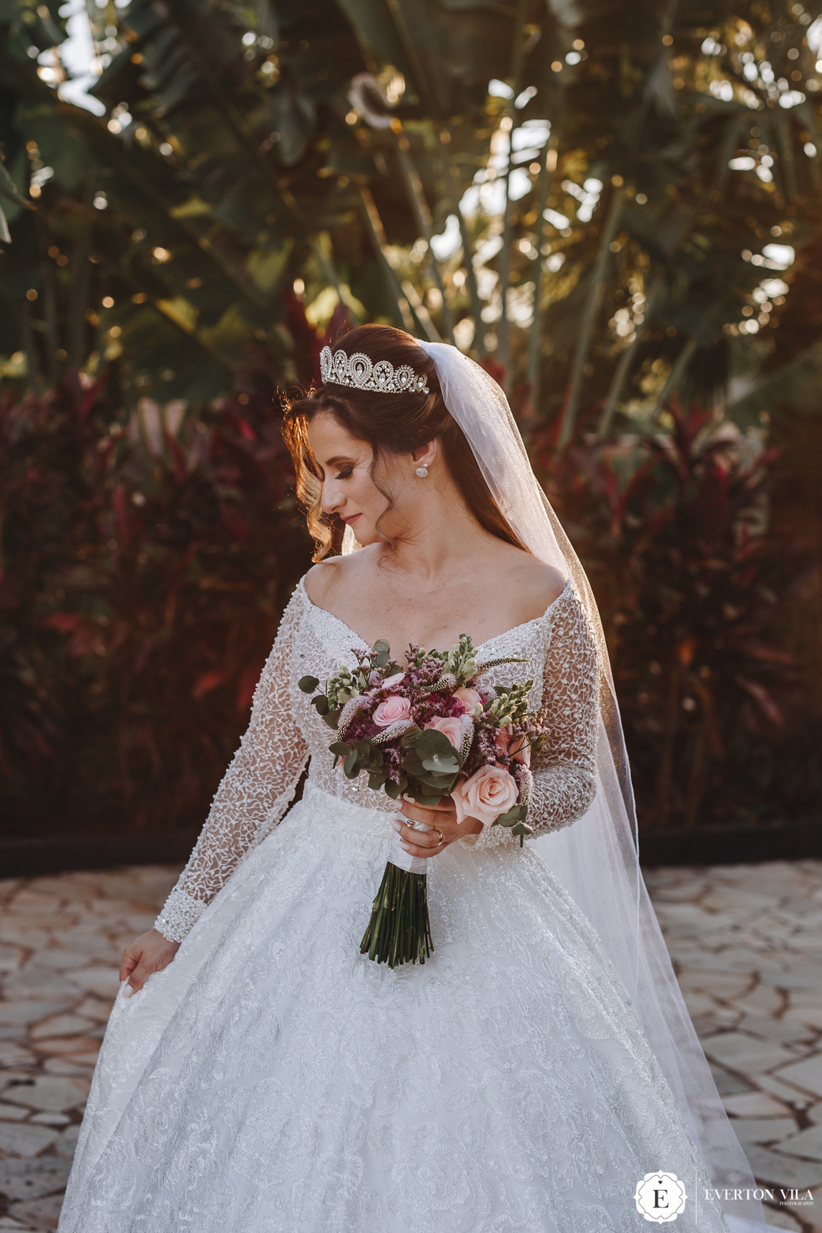 lindo buquê de flores rosas e roxas para casamento de dia no campo