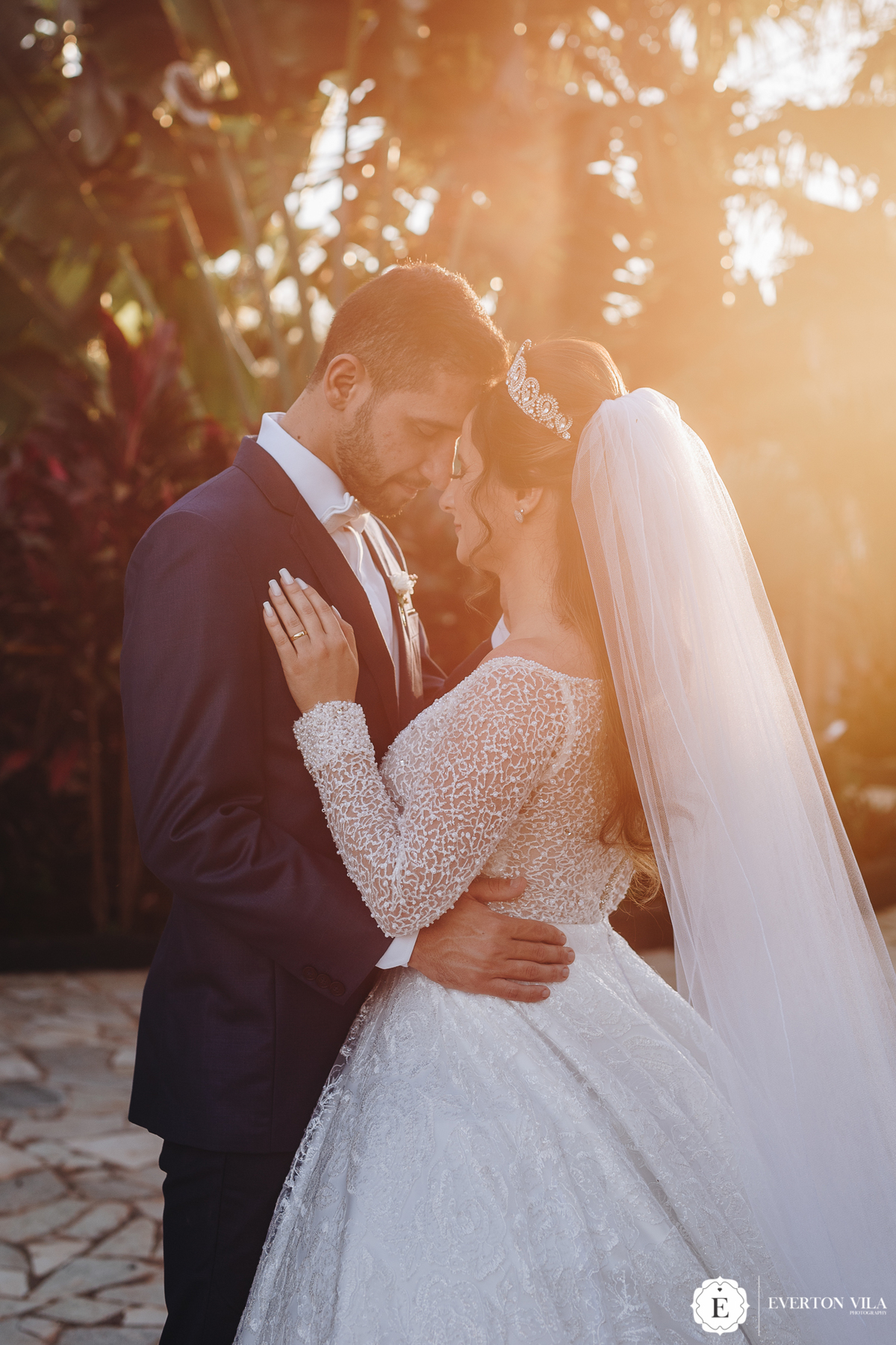 noivos apaixonados em fotos pós cerimônia em real garden