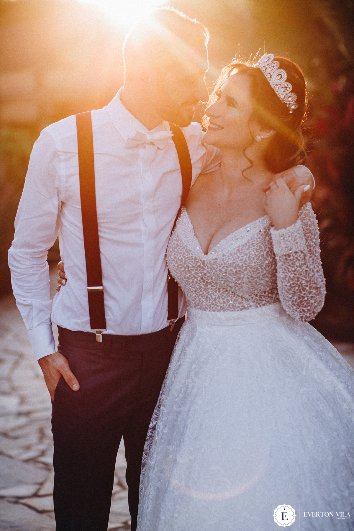 noivo com suspensório caminhando em fotos pós cerimônia