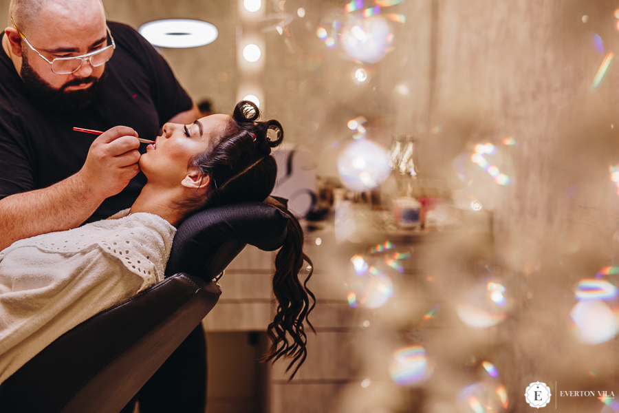 noiva se maquiando em salão Renan Pissolatto em cianorte