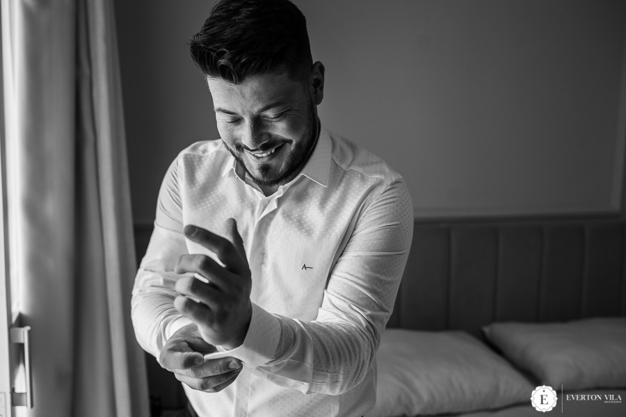 noivo se arrumando em making of em sua casa