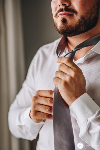 fotos diferentes de noivo se arrumando para casamento
