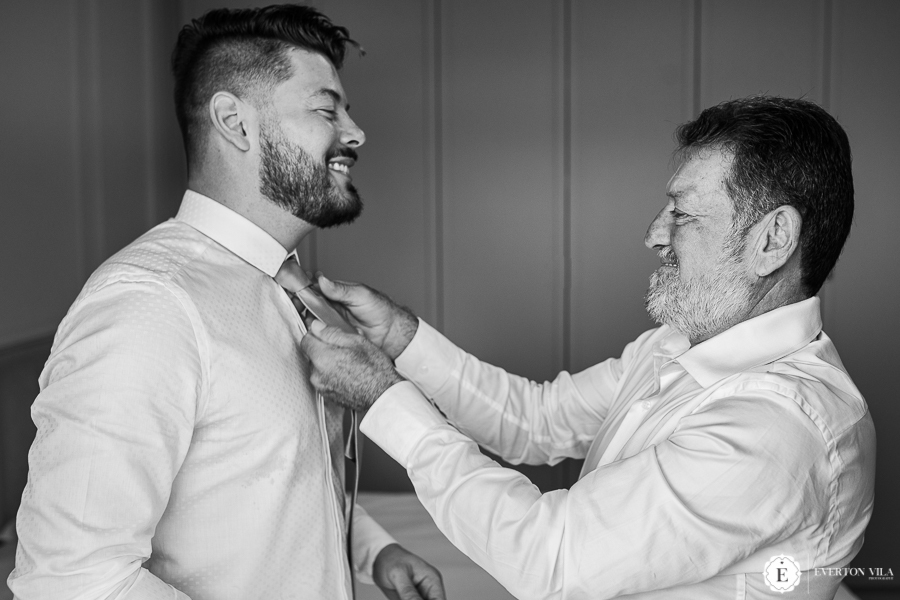 noivo e seu pai se arrumando juntos em casa