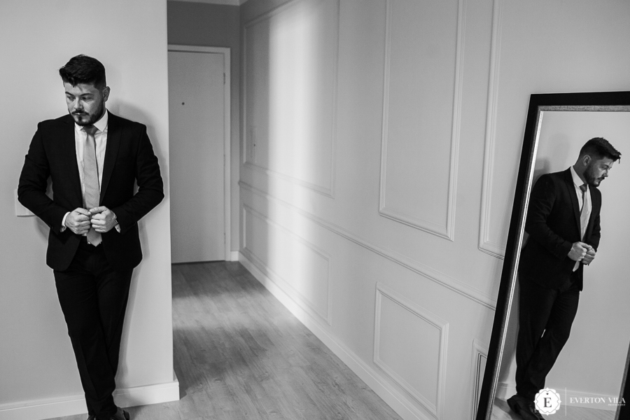 fotos criativas de noivo se arrumando em casa