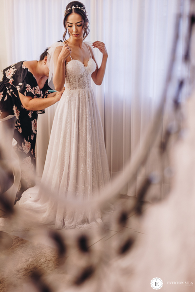 noiva se arrumando para casamento na igreja