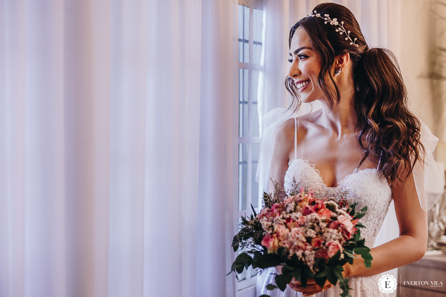 inspiração de penteado de noiva para casamento clássico de dia
