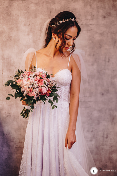 linda noiva segurando seu vestido delicado