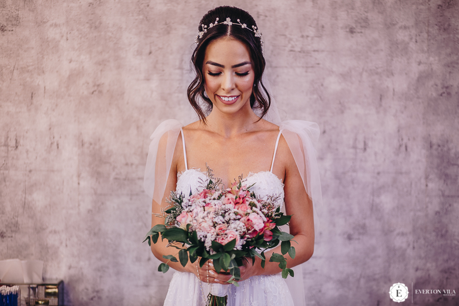 noiva segurando buquê de flores rosas