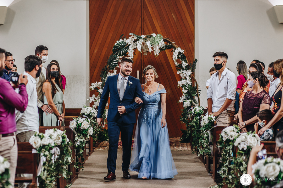 entrada do noivo com sua mãe em igreja de são tomé