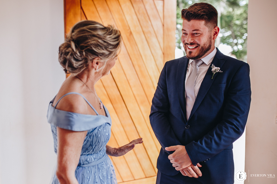 noivo feliz conversando com sua mãe à espera de sua noiva