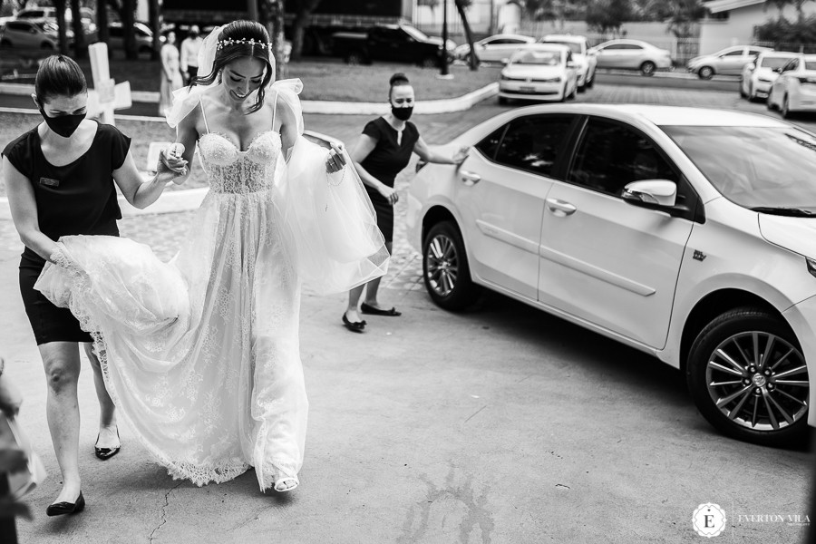 noiva descendo de carro para ir ao encontro de seu noivo no altar