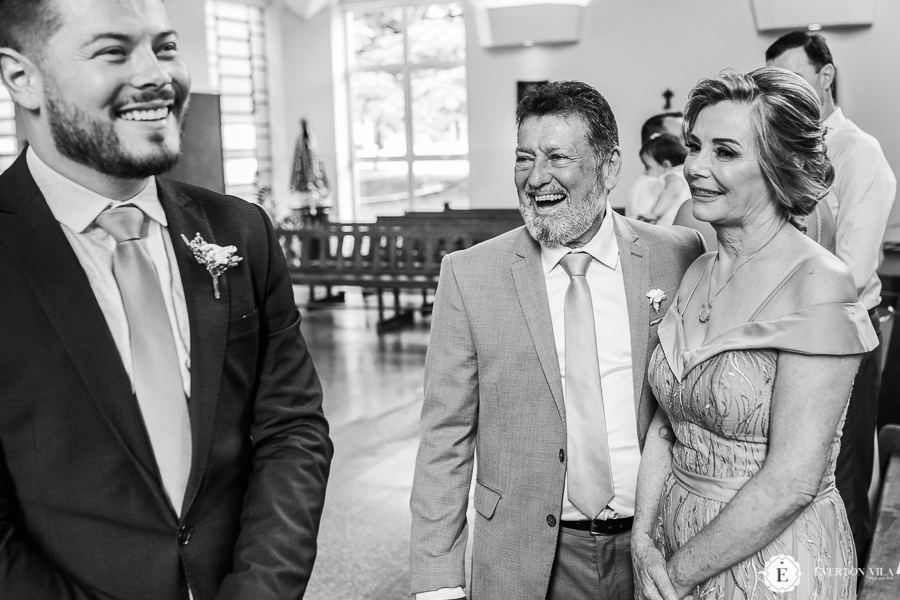 noivo muito feliz esperando sua noiva no altar