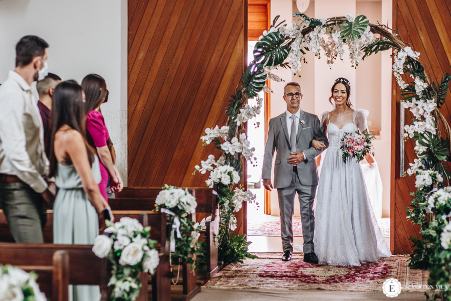 noiva entrando com seu pai em igreja são tomé