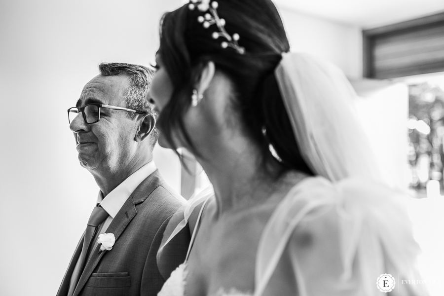 pai da noiva emocionado em entrada para o altar