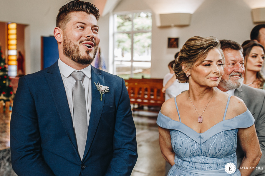 reação do noivo ao ver sua noiva entrando na igreja